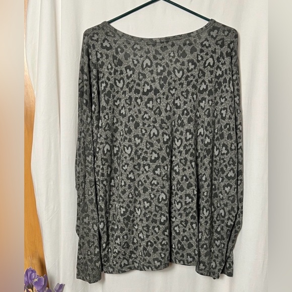 Lucky Brand V-Neck Gray and White Leopard Print Long Sleeve Top Size 2X - Picture 5 of 8